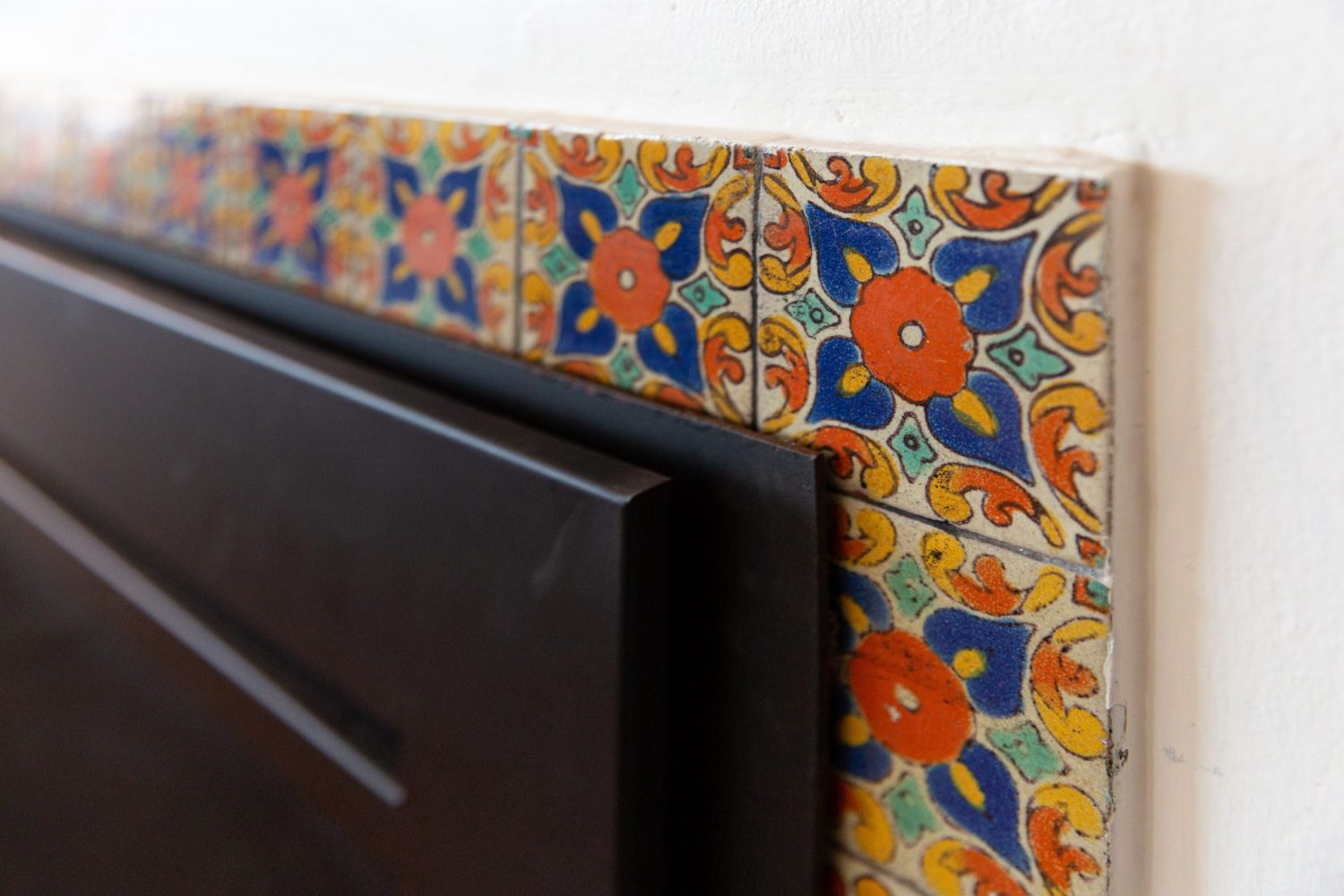 tile with colorful pattern design